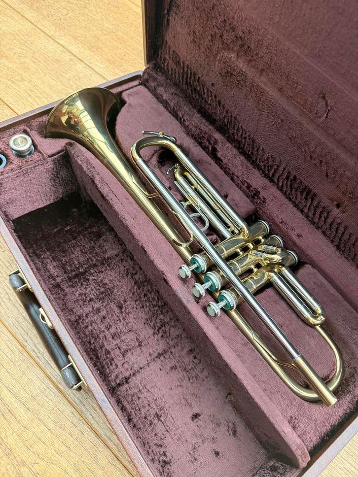 K&H Present Bb Trompet - Zeer Goede Staat!, Muziek en Instrumenten, Blaasinstrumenten | Trompetten, Nieuw, Bes-trompet, Met koffer