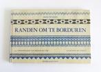 Handwerkbibliotheek M4243: Petersen - Randen om te borduren, Grete Petersen, Ophalen of Verzenden, Zo goed als nieuw, Borduren en Naaien