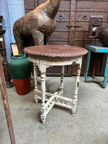 Vintage teakhouten bijzettafel met oude witte patina beschikbaar voor biedingen