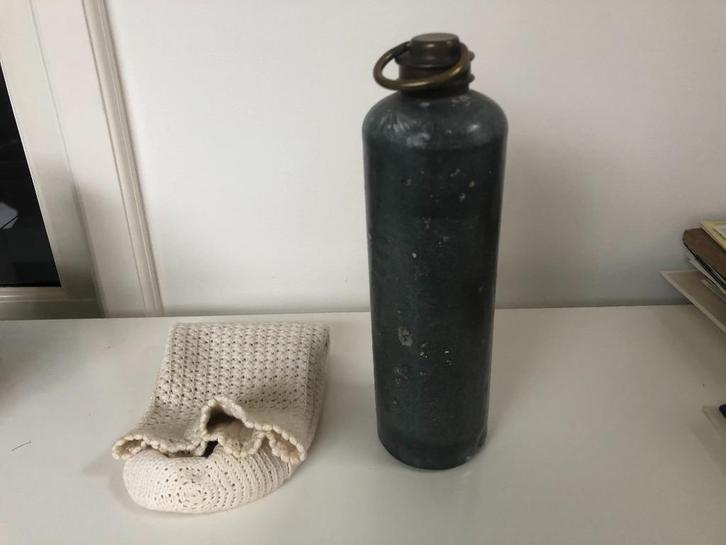 B058 Ouderwetse metalen kruik met gehaakte kruikenzak, Antiek en Kunst, Curiosa en Brocante, Ophalen of Verzenden