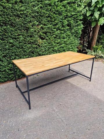 Eettafel met charme zoekt nieuw thuis beschikbaar voor biedingen