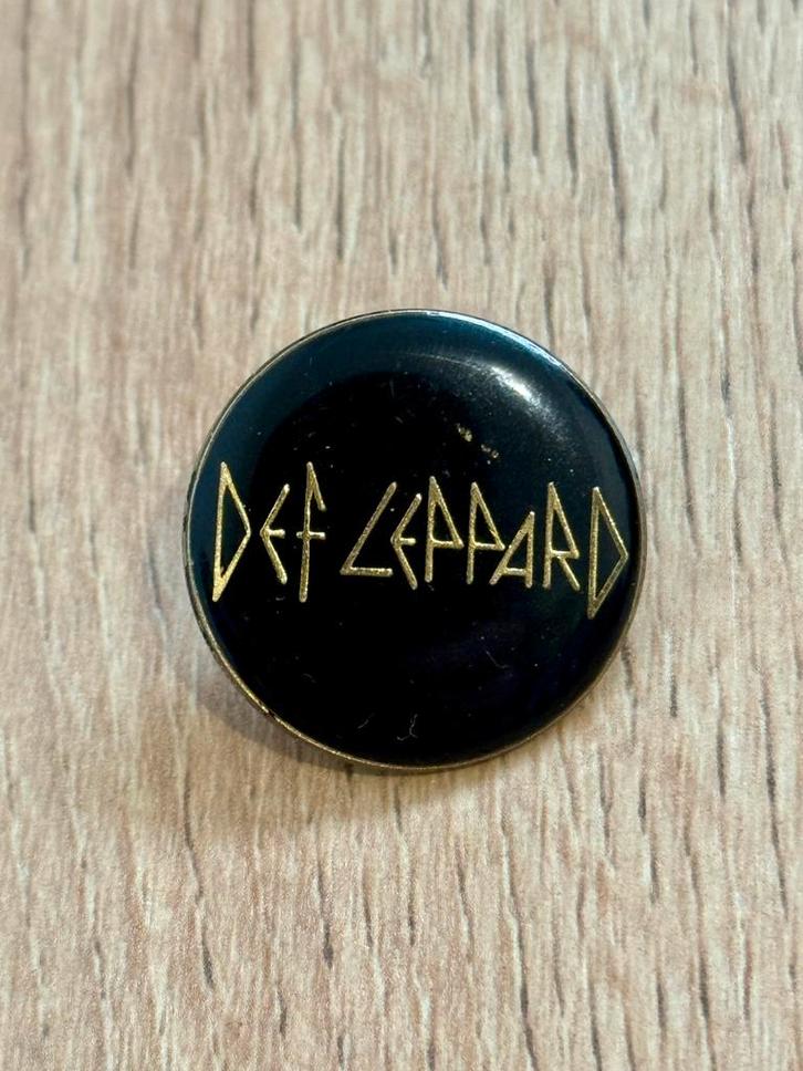 Def Leppard Vintage Pin Rock, Verzamelen, Speldjes, Pins en Buttons, Gebruikt, Speldje of Pin, Overige onderwerpen, Ophalen of Verzenden