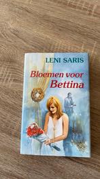 Boek: Bloemen voor Bettina van Leni Saris, Boeken, Streekboeken en Streekromans, Gelezen, Saris, Ophalen of Verzenden