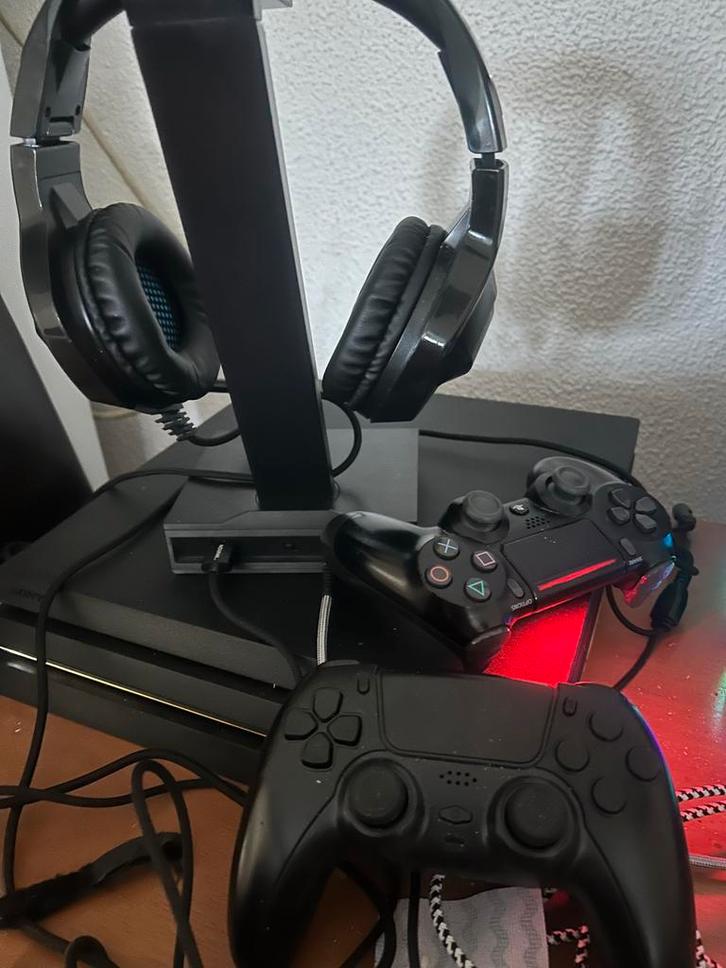 PS4 Pro 1TB met 2 controllers en scherm, Spelcomputers en Games, Spelcomputers | Sony PlayStation 5, Gebruikt, Ophalen of Verzenden