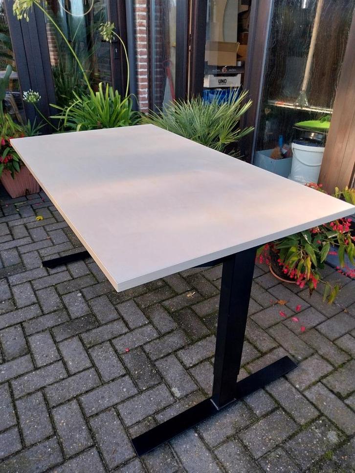 Mooie bureaus, Huis en Inrichting, Bureaus, Zo goed als nieuw, Elektrisch, Ophalen