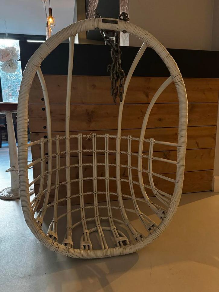 Witte Sissyboy hangstoel, Tuin en Terras, Tuinstoelen, Gebruikt, Rotan, Ophalen of Verzenden