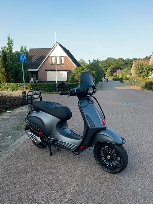 Vespa sprint 2020 matt grey kmstand 5950 gele plaat, Fietsen en Brommers, Scooters | Vespa, Zo goed als nieuw, Vespa S, Benzine
