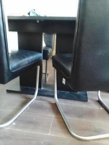 Gratis eetkamer tafel + 4 (heerlijk zittende) leren stoelen