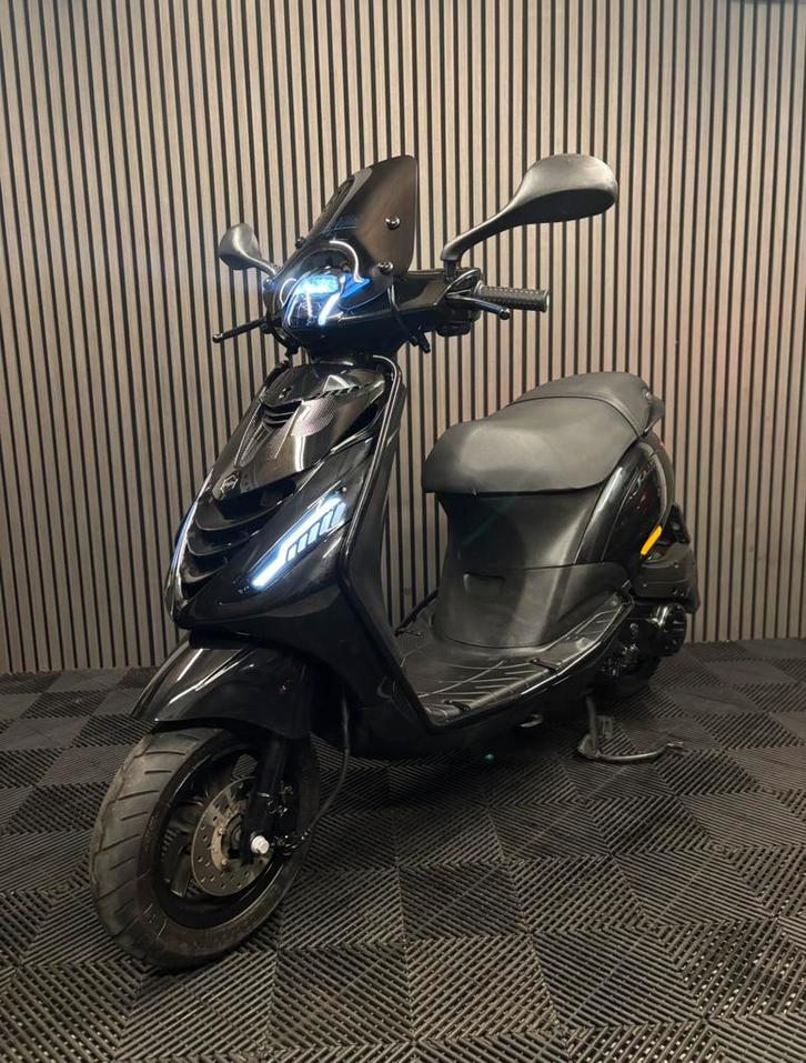PIAGGIO ZIP BROM 4T 3V FULL OPTION GLANS ZWART, Fietsen en Brommers, Scooters | Piaggio, Zo goed als nieuw, Zip, Maximaal 45 km/u