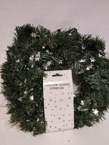 Kerstkrans met zilveren sterretjes beschikbaar voor biedingen