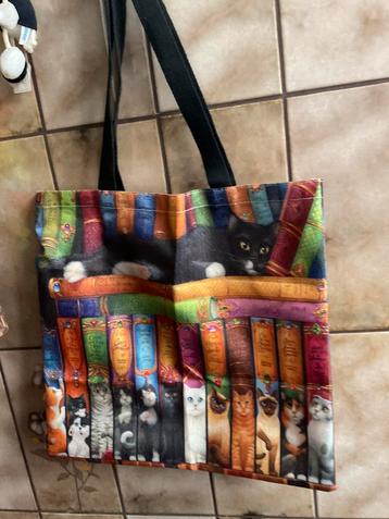 Leuke (boodschappen) tas, katten , boekenkast