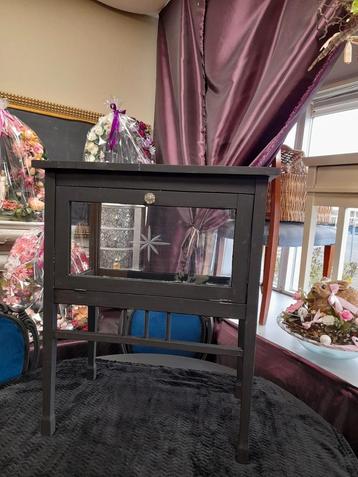 Mat zwart thee kastje thee tafel beschikbaar voor biedingen