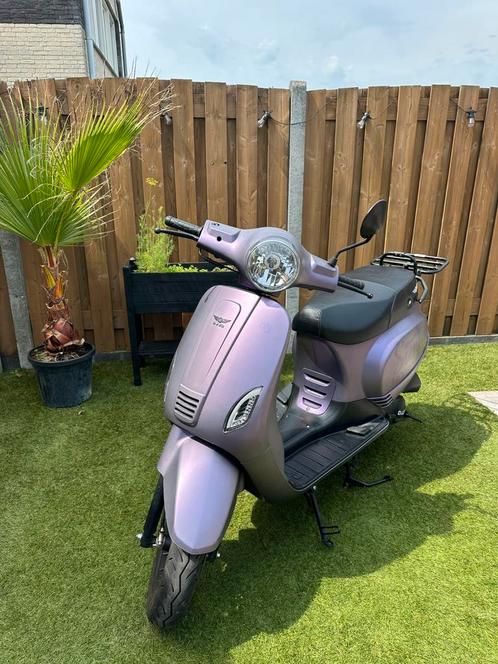 Djjd cashmere scooter + 2x helmen, Fietsen en Brommers, Snorfietsen en Snorscooters, Zo goed als nieuw, Overige merken, Ophalen of Verzenden