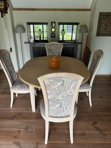 Complete eettafel set beschikbaar voor biedingen