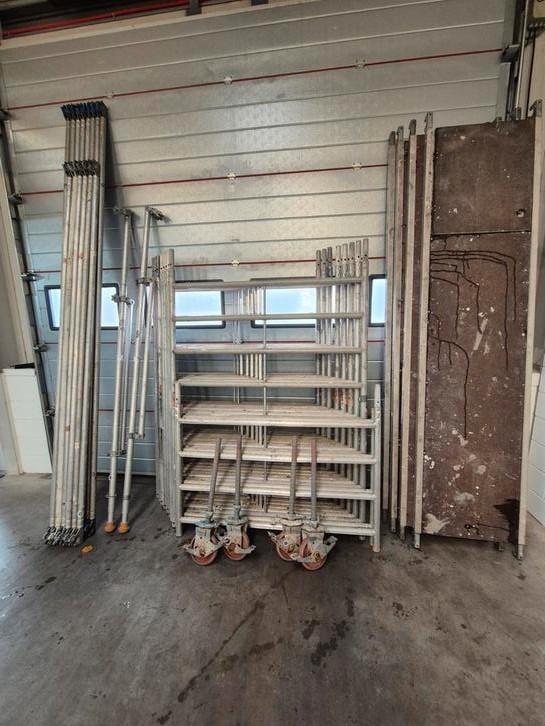 Layher aluminium rolsteiger werkhoogte 10.20, Doe-het-zelf en Verbouw, Steigers, Gebruikt, Rolsteiger of Kamersteiger, 5 meter of hoger