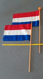 2 vintage zwaaivlaggetjes 15 x 24 cm, Ophalen, Zo goed als nieuw