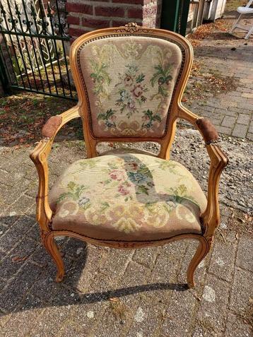 Antieke eiken Lodewijk fauteuil met petit point bekleding. beschikbaar voor biedingen