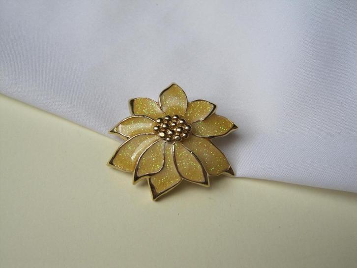 Broche kettinghanger Avon emaille bloem/KERSTSTER, Diversen, Kerst, Zo goed als nieuw, Verzenden