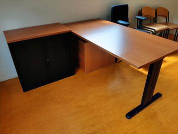 Klein Burootje.  160 x 80 x 74 cm.