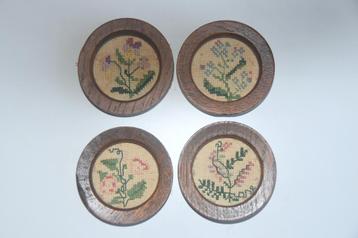 4 Brocante vintage lijstjes met geborduurde bloemen beschikbaar voor biedingen