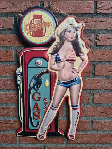 FIFTIES SIXTIES METALEN DECO BORDEN  PIN UP BIJ BENZINEPOMP  beschikbaar voor biedingen