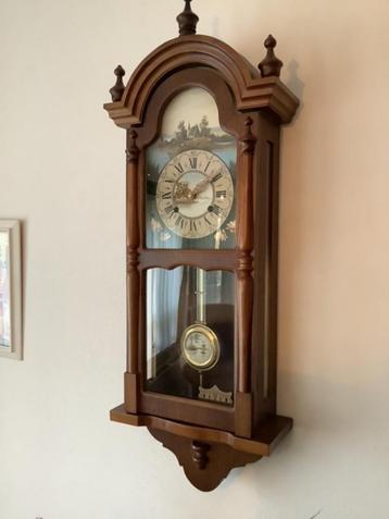 Mooie hangklok / wandklok, goed functionerend beschikbaar voor biedingen