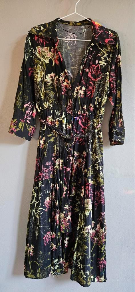 Bijzonder leuke jurk met mooie bloemenprint mt. M, Kleding | Dames, Jumpsuits, Zo goed als nieuw, Zwart, Ophalen of Verzenden