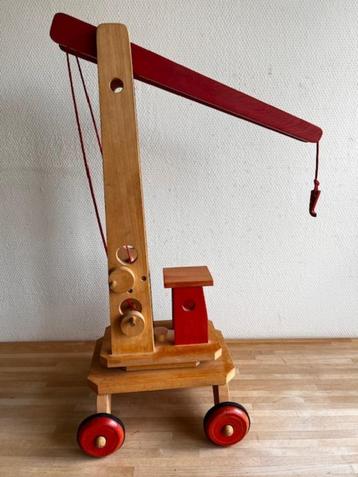 Houten speelgoed kraanwagen beschikbaar voor biedingen