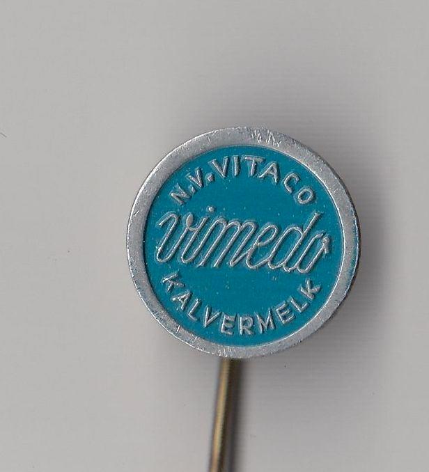 Vitaco Vimedo Kalvermelk speldje, Verzamelen, Speldjes, Pins en Buttons, Gebruikt, Speldje of Pin, Overige onderwerpen, Ophalen of Verzenden