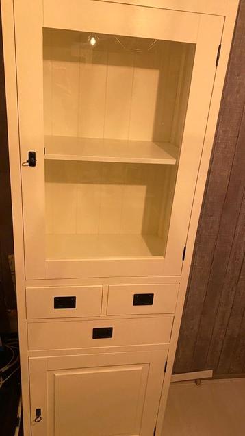 KOOPJE!! Mooie creme/wit kleurige vitrinekast beschikbaar voor biedingen