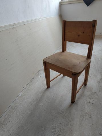 Houten kinderstoeltje beschikbaar voor biedingen