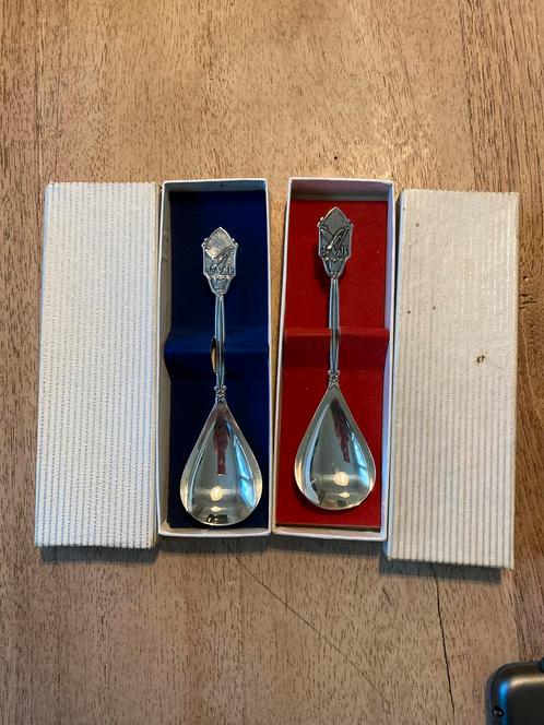 2 jubileum suikerlepels Juwelier Valk Laren N.H, Antiek en Kunst, Antiek | Bestek, Ophalen of Verzenden