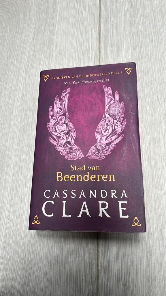 Cassandra Clare - Stad van Beenderen, Boeken, Kinderboeken | Jeugd | 13 jaar en ouder, Zo goed als nieuw, Ophalen of Verzenden