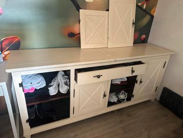 Mooie Dressoir met Opbergruimte