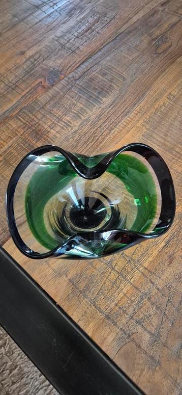 Groen glazen schaaltje beschikbaar voor biedingen