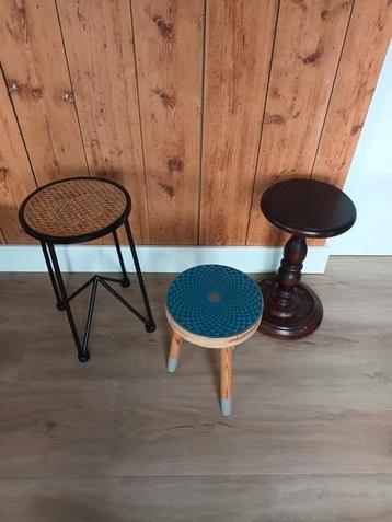 Diverse meubeltjes: krukken, bijzettafeltjes, tandartskastje beschikbaar voor biedingen