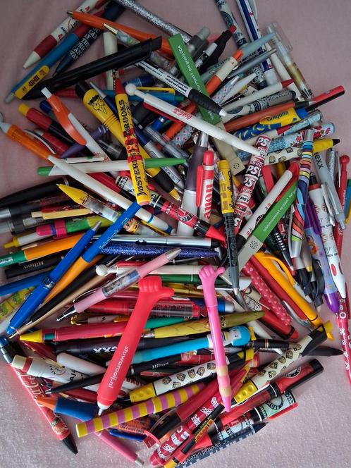 Bijna 100 pennen balpennen., Verzamelen, Pennenverzamelingen, Gebruikt, Balpen, Toppoint of Bic, Met reclame, Ophalen of Verzenden