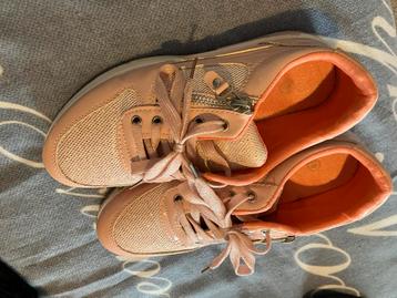 Roze sportschoenen maat 40-41 beschikbaar voor biedingen