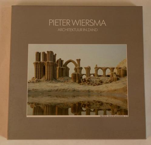 Architectuur in zand / Pieter Wiersma + box met foto's, Boeken, Kunst en Cultuur | Architectuur, Gelezen, Architecten, Ophalen of Verzenden