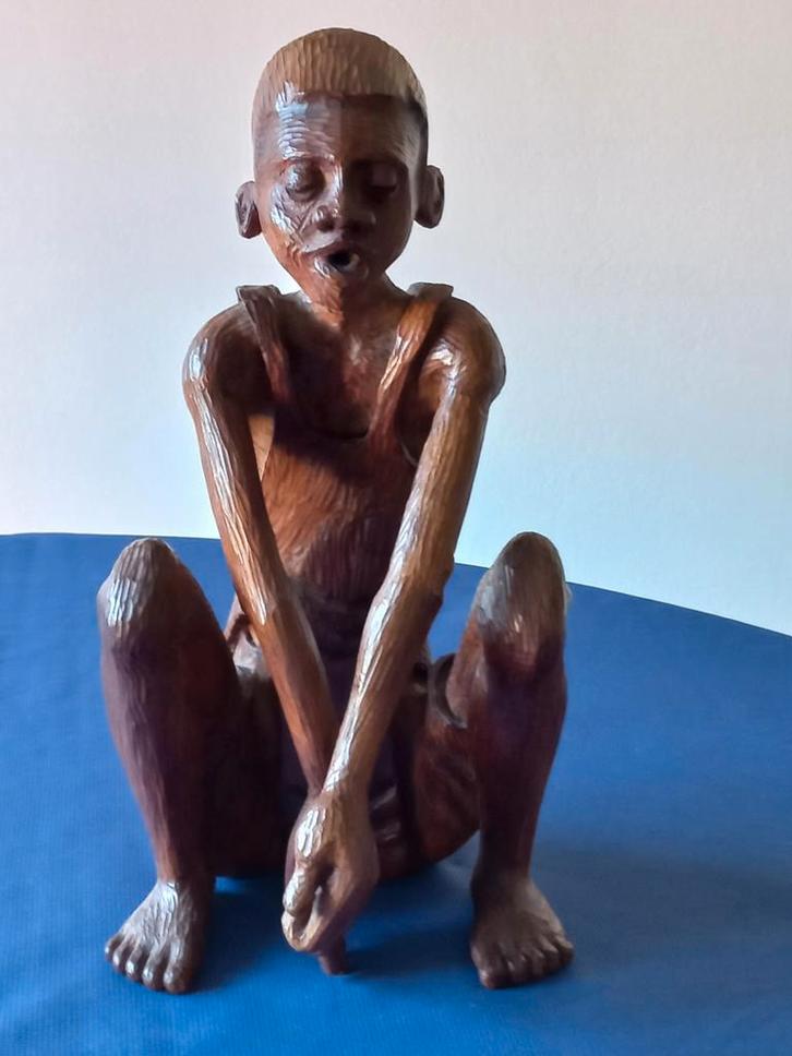 Houten beeld zittende man - Dominica, Antiek en Kunst, Kunst | Beelden en Houtsnijwerken, Ophalen of Verzenden