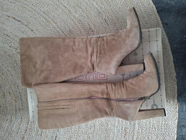 Suède laarzen, Kleding | Dames, Schoenen, Zo goed als nieuw, Hoge laarzen, Beige, Ophalen of Verzenden