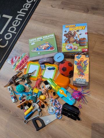 Doos speelgoed en spelletjes  beschikbaar voor biedingen