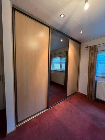 Mooie inbouw kledingkast beschikbaar voor biedingen