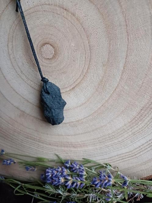 Ruwe Shungiet ketting hanger, Verzamelen, Mineralen en Fossielen, Ophalen of Verzenden