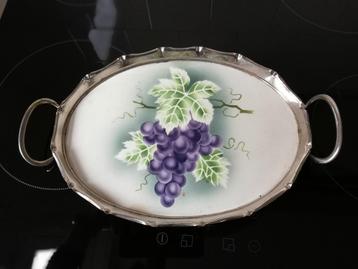 Art Nouveau dienblad met druiventegel en metalen randen beschikbaar voor biedingen