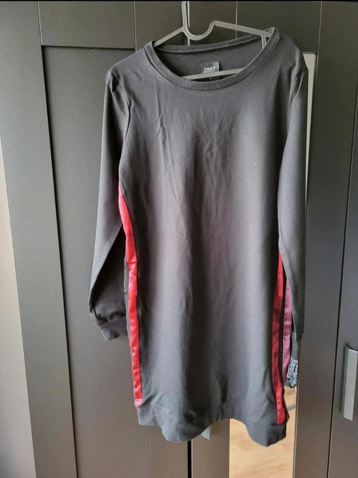 Only jurk zwart met rode bies - maat M, Kleding | Dames, Jurken, Zo goed als nieuw, Maat 38/40 (M), Zwart, Boven de knie, Ophalen of Verzenden
