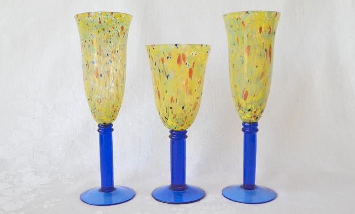Drie geel blauw glazen Wijnglazen – spetterglas CZ / Murano, Antiek en Kunst, Antiek | Glas en Kristal, Ophalen of Verzenden