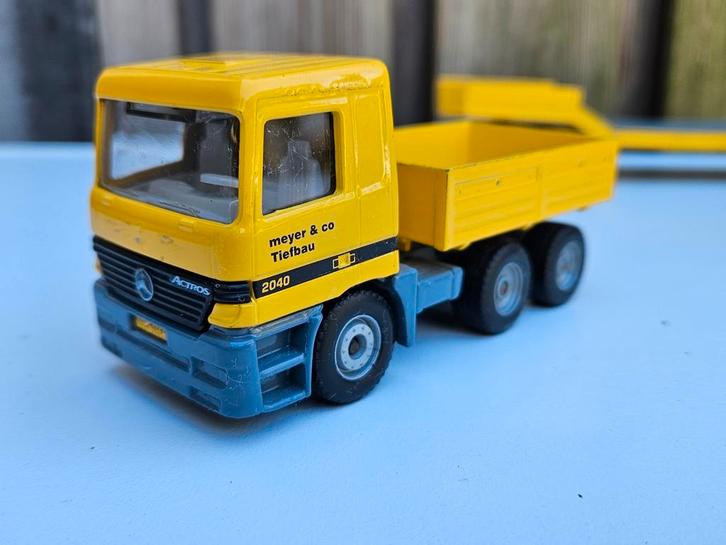 Siku Mercedes Meyer en Co Tiefbau dieplader aanhanger 1:55, Hobby en Vrije tijd, Modelauto's | 1:50, Gebruikt, Bus of Vrachtwagen