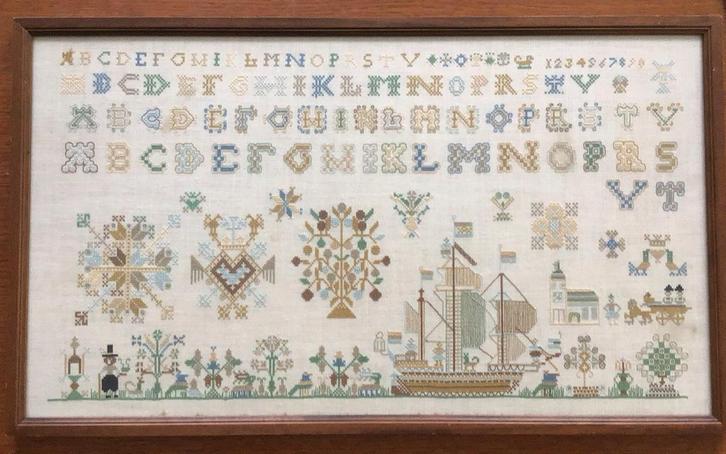 Oude merklap. In lijst met ontspiegeld glas. W.s. Friesland, Antiek en Kunst, Antiek | Woonaccessoires, Ophalen of Verzenden