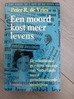 P.R. de Vries - Een moord kost meer levens, Boeken, Ophalen of Verzenden, Zo goed als nieuw, P.R. de Vries, Nederland